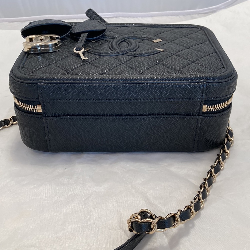 CHANEL Caviar Vanity Filigree Medium CC Case - Picture 8 of 12